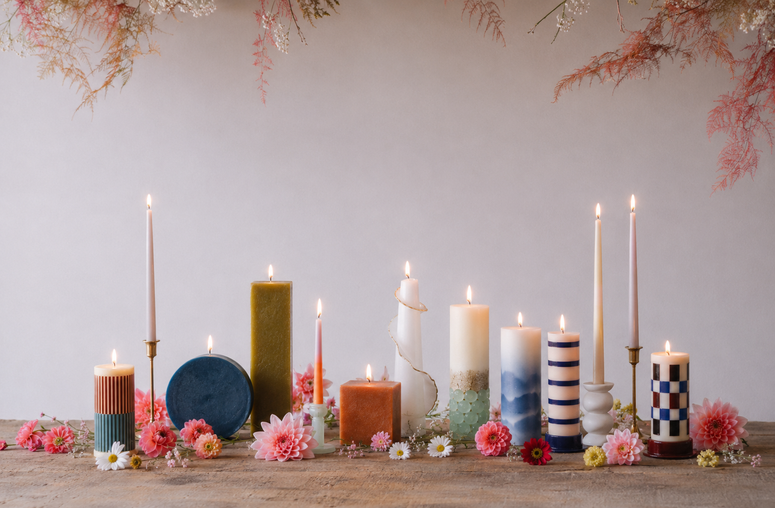 Collection de bougies parfumées artisanales NINARA dans une mise en scène élégante