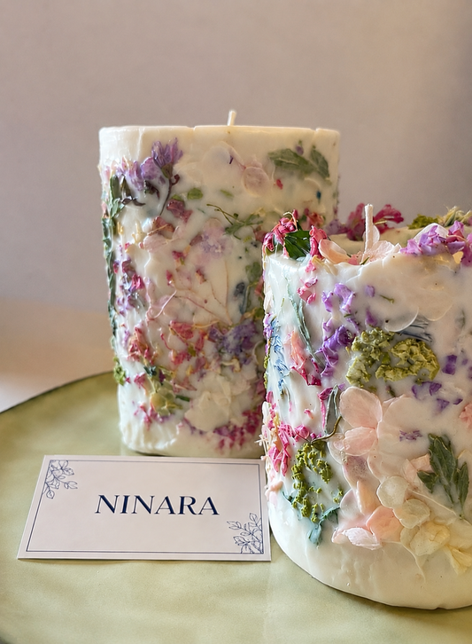 Bougies parfumées artisanales décorées de fleurs séchées réalisées à la main par NINARA