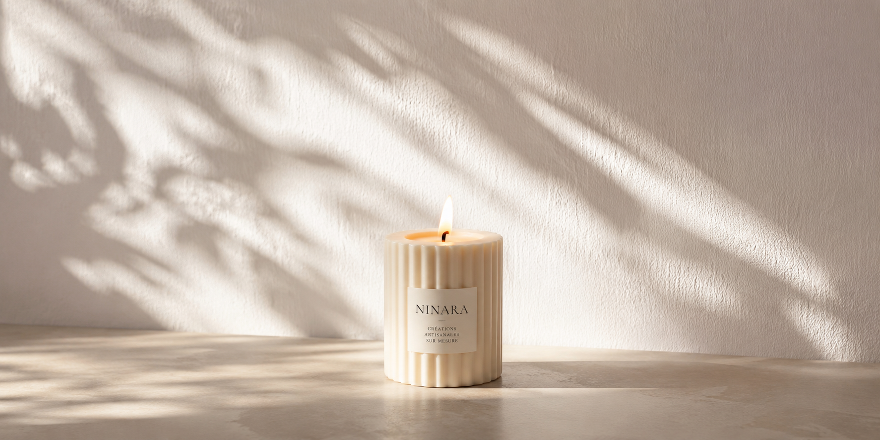 Bougie parfumée artisanale NINARA dans un décor lumineux et raffiné