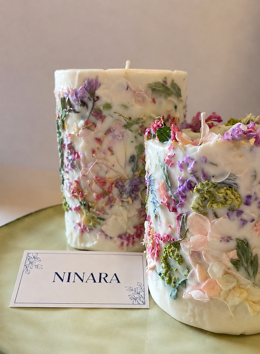 Bougies parfumées sur mesure décorées de fleurs séchées pour mariages et événements NINARA